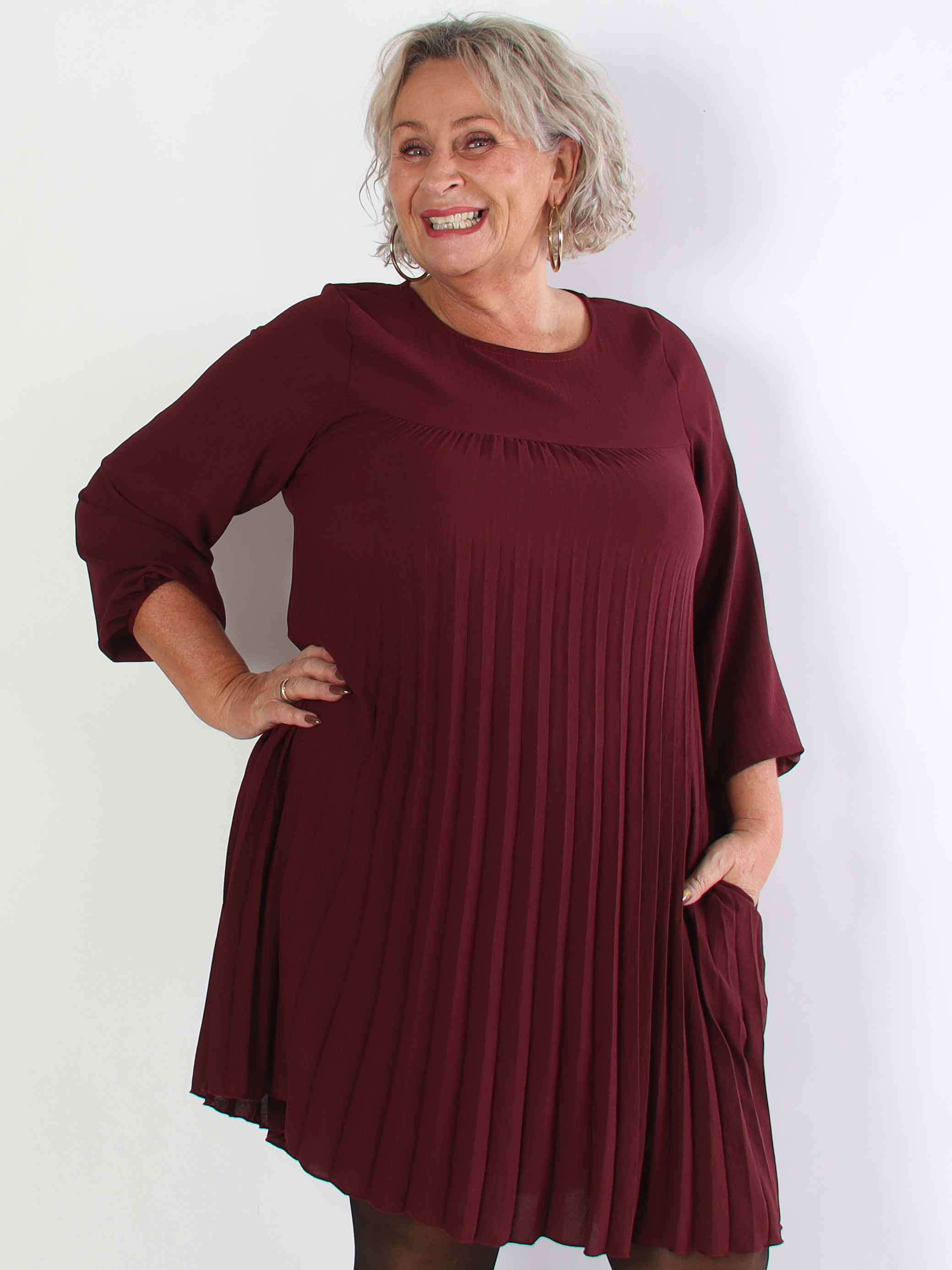 Nancy Short L/S - Plus size klänning med plissering och fickor
